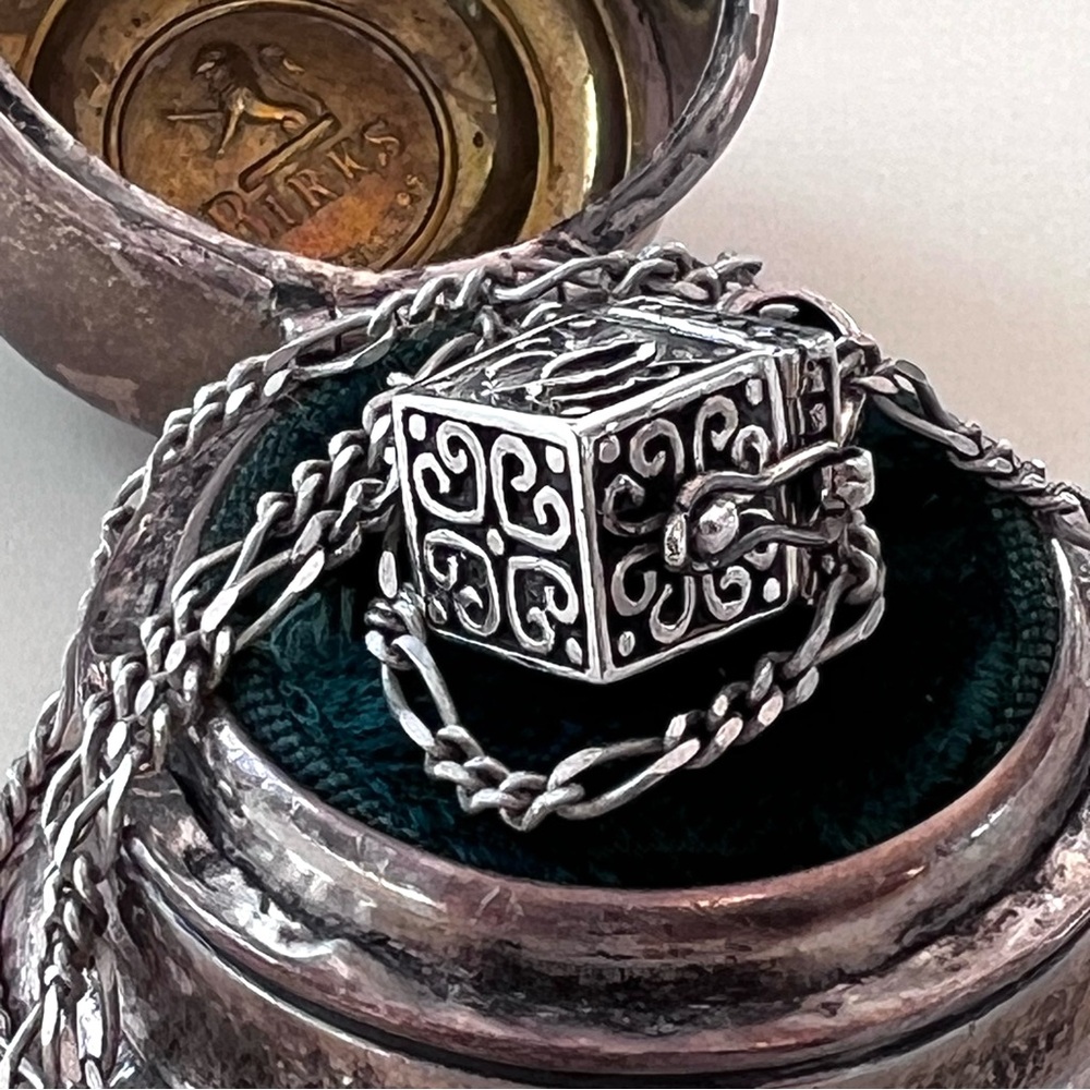 Mysterious Vintage .925 Sterling Prayer Box w/ Hinged Lid and 2mm Figaro Chain - Picture 5 of 16